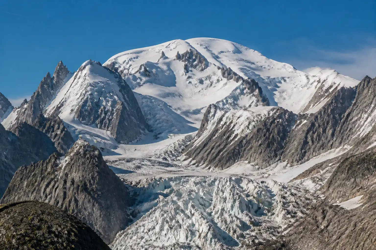 Der Mont Blanc und sein Gletscherbecken bei Tag, Blick von den Aiguilles de Chamonix