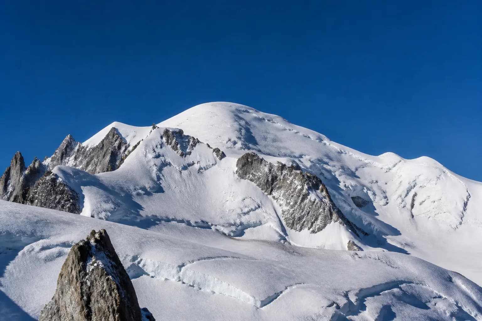 Der Gipfelaufbau des Mont Blanc bei klarem Himmel, Blick über das Gletscherplateau